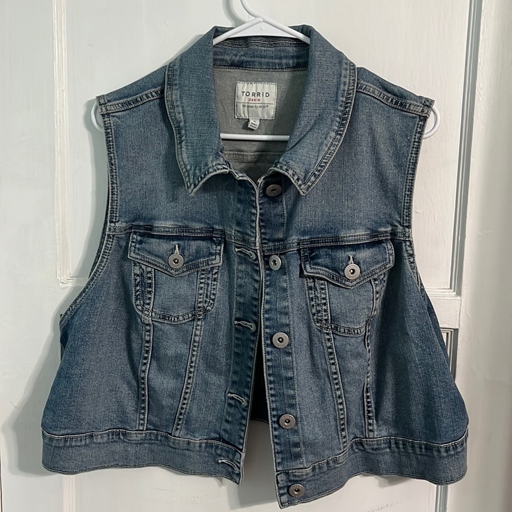 Torrid denim vest, cropped fit. Worn only a few times no blemishes or defects.